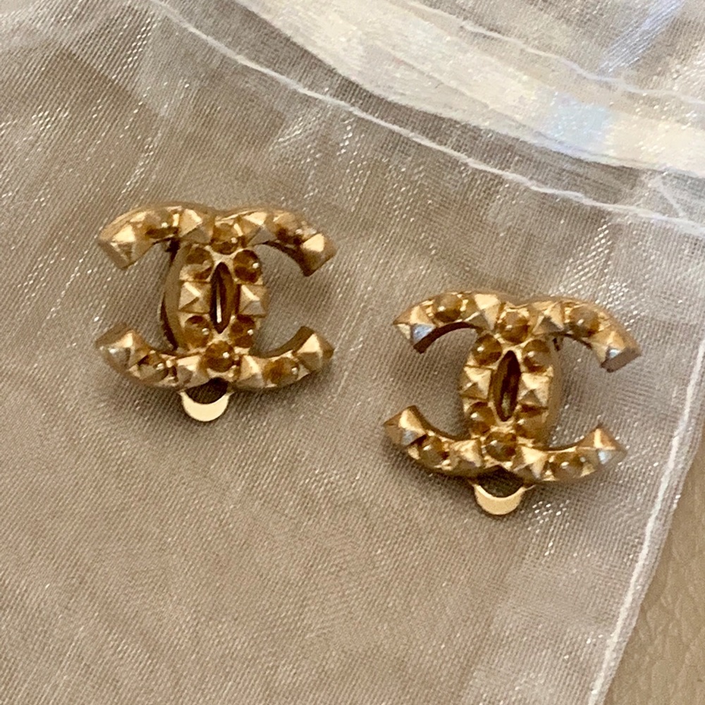 Sold x Chanel CC vintage clip on earrings - Picture 2 of 8